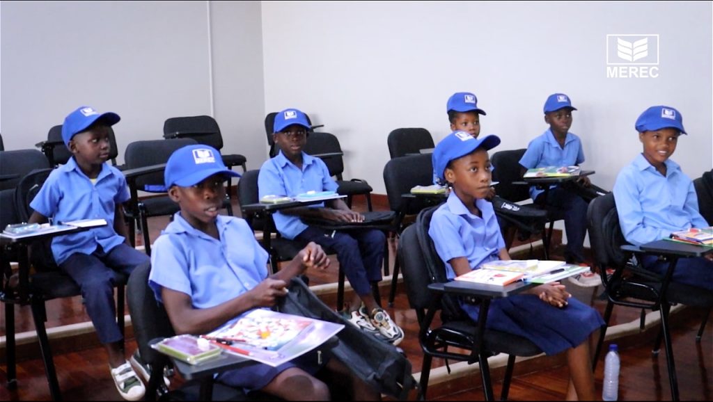 MEREC APOIA CRIANÇAS DA COMUNIDADE DA MACHAVA COM MAIS DE 400 KITS ESCOLARES 